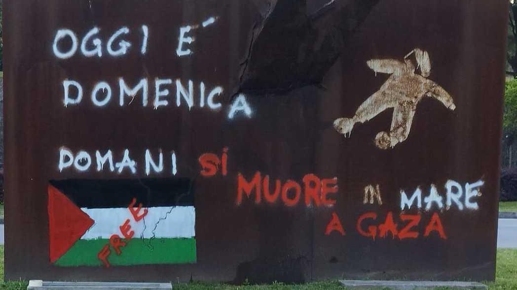 L’artista Pierotti incide scritte a favore di Gaza L’artista Pierotti incide scritte a favore di Gaza