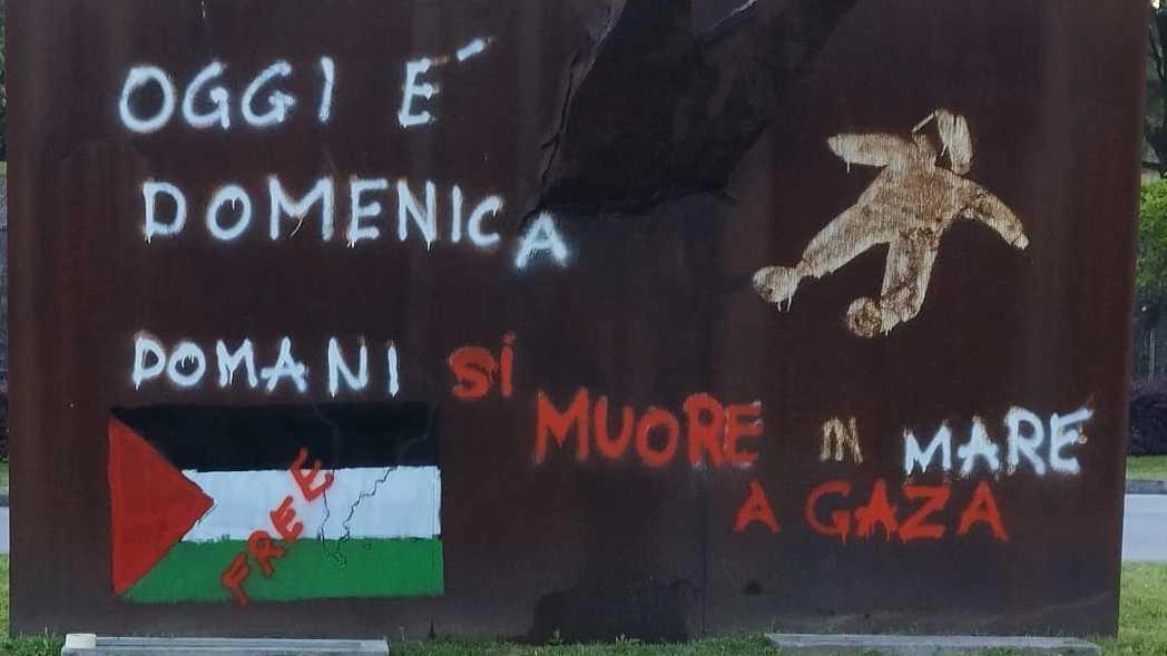 "È da tanto che volevo intervenire di nuovo sulla mia scultura, ma non volevo apparire come un opportunista ’sfruttando’ un... "È da tanto che volevo intervenire di nuovo sulla mia scultura, ma non volevo apparire come un opportunista ’sfruttando’ un...