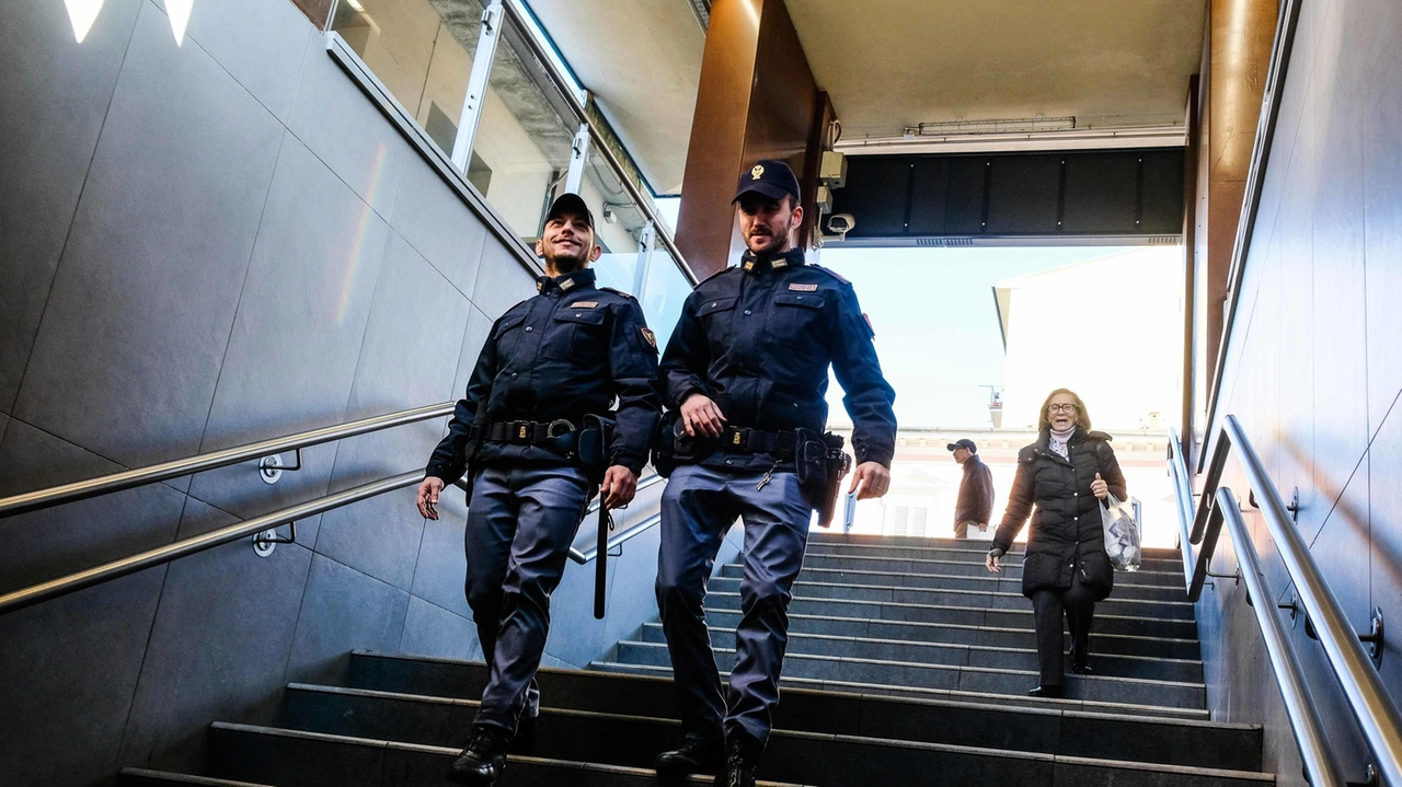 La Questura di Firenze ha identificato oltre 3mila persone e espulso 20 cittadini stranieri non in regola, in linea con le direttive del Ministero dell'Interno. Controlli mirati alla prevenzione dei reati predatori e all'immigrazione clandestina hanno portato anche al rintracciamento di due ricercati, uno tunisino e l'altro senegalese. La Questura di Firenze ha identificato oltre 3mila persone e espulso 20 cittadini stranieri non in regola, in linea con le direttive del Ministero dell'Interno. Controlli mirati alla prevenzione dei reati predatori e all'immigrazione clandestina hanno portato anche al rintracciamento di due ricercati, uno tunisino e l'altro senegalese.