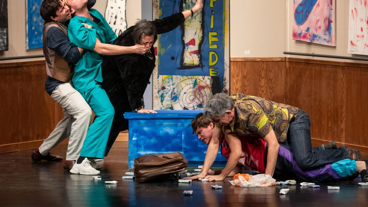 Arriva al Teatro di Cestello, oggi alle 20,45 e domani alle 16,45, la commedia irriverente di N. L. White ‘Che disastro di famiglia – La regola del topo’ diretta da Luca Ferrini per Alt Academy. Arriva al Teatro di Cestello, oggi alle 20,45 e domani alle 16,45, la commedia irriverente di N. L. White ‘Che disastro di famiglia – La regola del topo’ diretta da Luca Ferrini per Alt Academy.