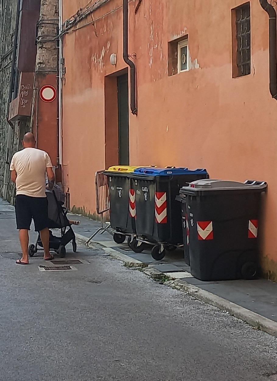 Rifiuti e toilette a cielo aperto: "Via del Teatro è vergognosa"