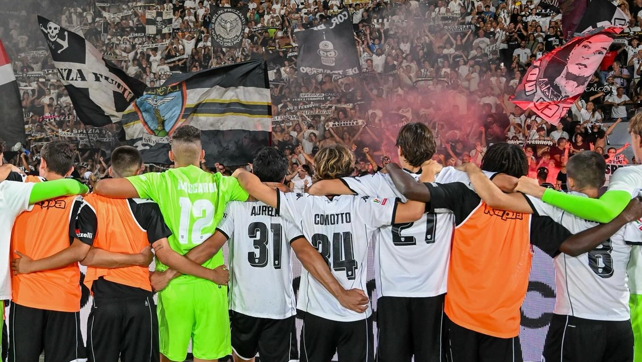 I giocatori sotto la Ferrovia dopo la gara contro la Sampdoria (social Spezia Calcio)