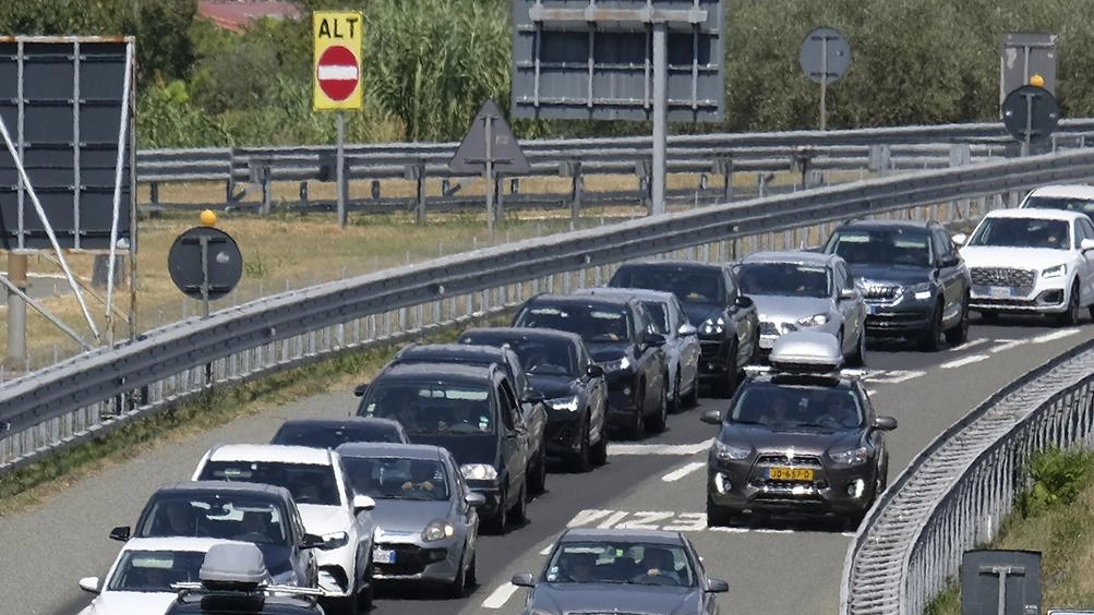 Traffico sulle strade: sulla questione assi viari si registra la contrarietà di Capannori Popolare che chiede al centrosinistra che governa Capannori una posizione chiara e unanime contro il progetto (foto di archivio) Traffico sulle strade: sulla questione assi viari si registra la contrarietà di Capannori Popolare che chiede al centrosinistra che governa Capannori una posizione chiara e unanime contro il progetto (foto di archivio)