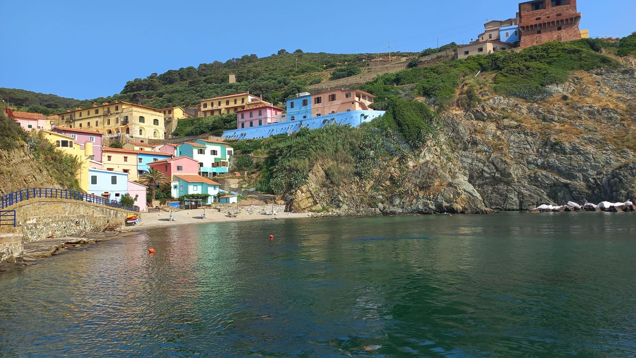 https://www.lanazione.it/image-service/view/acePublic/alias/contentid/Y2U5YTMyMmEtZWE4ZS00/0/la-spiaggetta-a-fianco-dellapprodo-dellisola-di-grorgona.jpeg