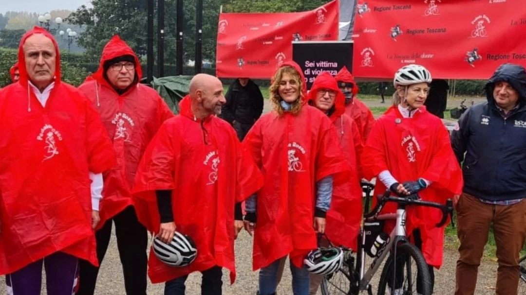 Il presidente Eugenio Giani, la capo di Gabinetto Cristina Manetti, l'ex olimpionico Paolo Bettini e l'attrice Marianella Bargilli danno il via a Pedale Rosso a Firenze Il presidente Eugenio Giani, la capo di Gabinetto Cristina Manetti, l'ex olimpionico Paolo Bettini e l'attrice Marianella Bargilli danno il via a Pedale Rosso a Firenze