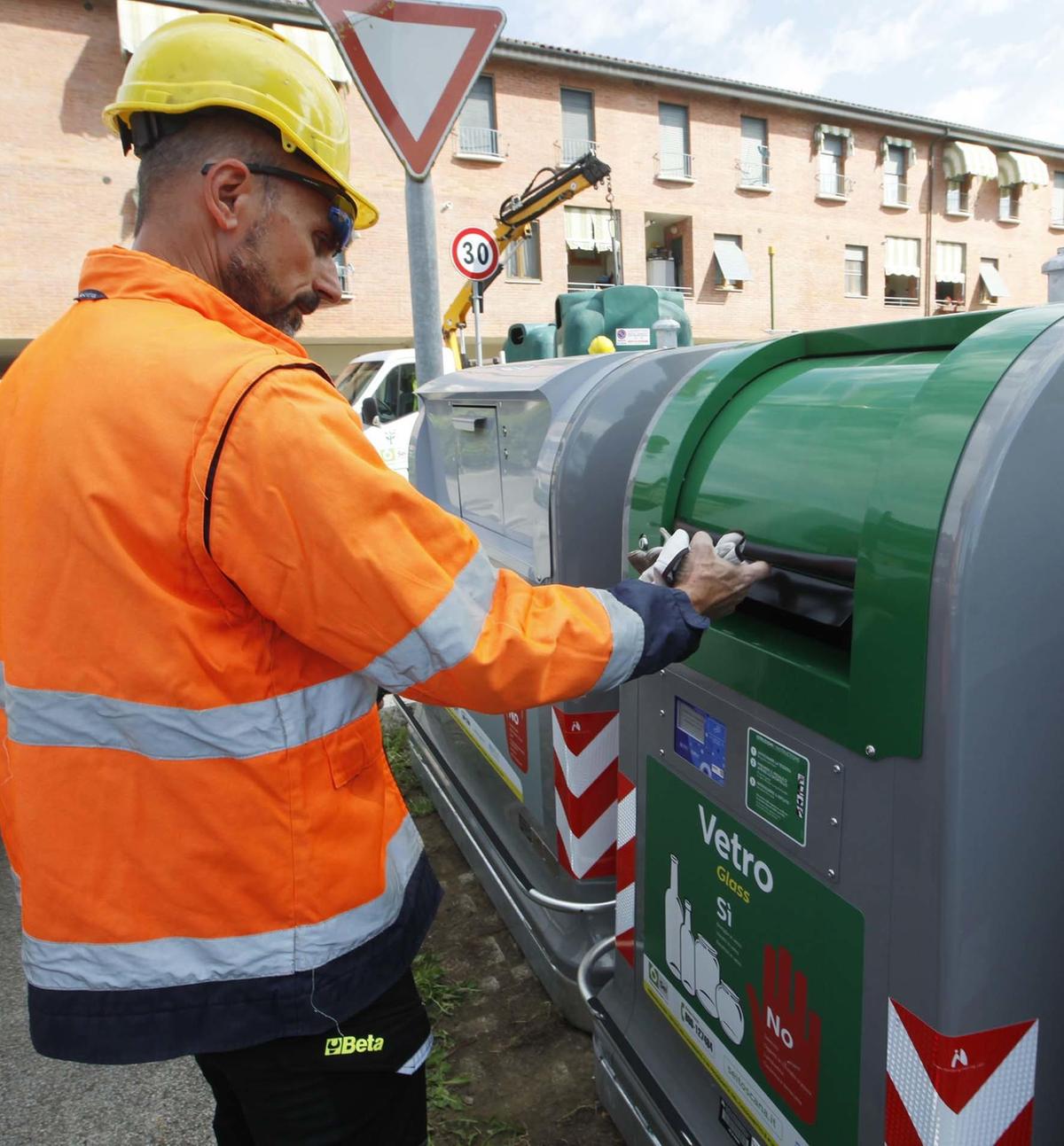 Servizio di raccolta rifiuti. Aiuti ai cittadini ’fragili’