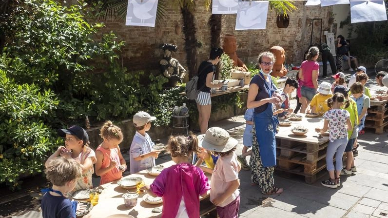 Un gruppo di bambini impegnati in un laboratorio di lavorazione della ceramica durante una manifestazione (foto d’archivio) Un gruppo di bambini impegnati in un laboratorio di lavorazione della ceramica durante una manifestazione (foto d’archivio)