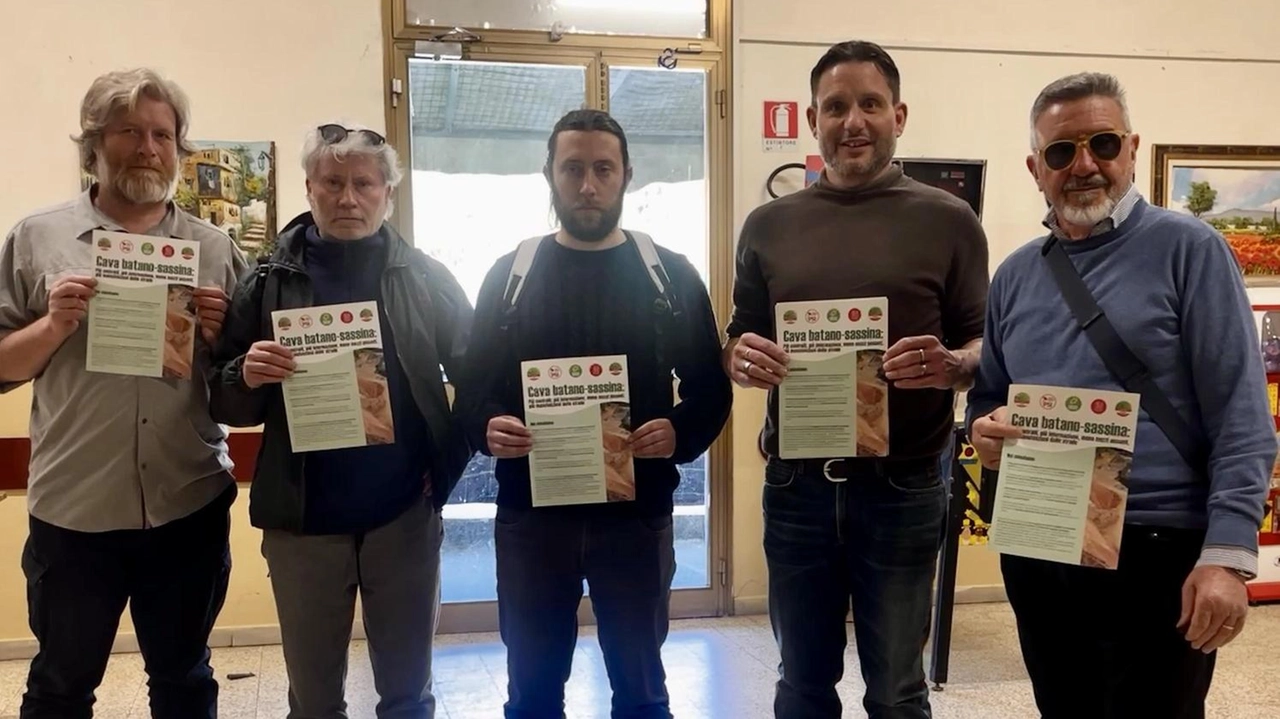 Un momento del presidio di ieri pomeriggio al Circolo di Balbano