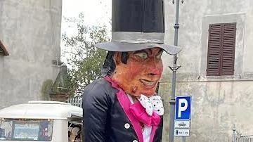 Pandoro, la maschera simbolo dell’evento. In caso di maltempo il carnevale si terrà il pomeriggio successivo Pandoro, la maschera simbolo dell’evento. In caso di maltempo il carnevale si terrà il pomeriggio successivo