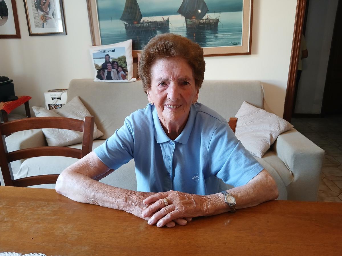“La storia dei miei 105 anni di vita”. Il super compleanno di Alda Lazzoni: “Ho un elisir... un bicchiere di vino”