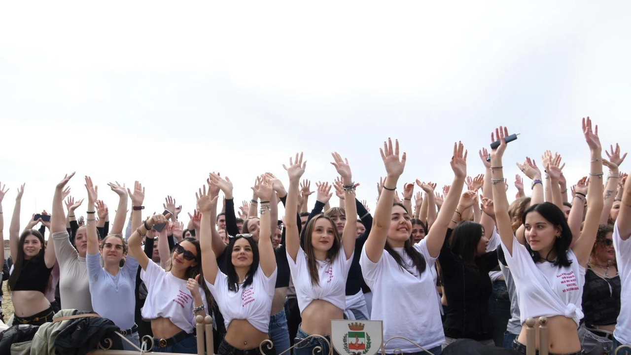 Tantissimi studenti sono arrivati da tutta la Toscana per l’attesa festa, che è curata da "ScuolaZoo". L’incontro è stato organizzato da Noss Italia, con il patrocinio e il sostegno dell’amministrazione comunale. Tantissimi studenti sono arrivati da tutta la Toscana per l’attesa festa, che è curata da "ScuolaZoo". L’incontro è stato organizzato da Noss Italia, con il patrocinio e il sostegno dell’amministrazione comunale.