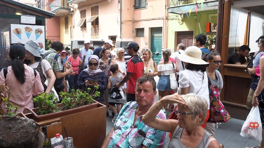 A destra, turisti a Manarola. Il Parco ha lanciato il nuovo flyer digitale. , un messaggio contro il mordi e fuggi A destra, turisti a Manarola. Il Parco ha lanciato il nuovo flyer digitale. , un messaggio contro il mordi e fuggi