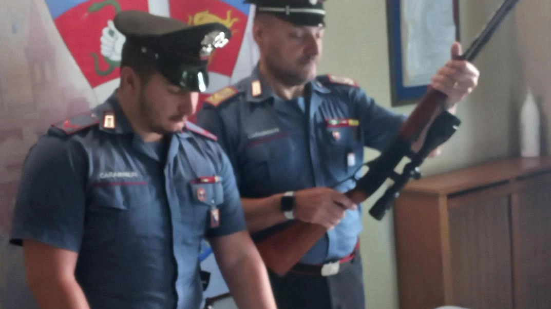 Dopo il controllo, i carabinieri di Sansepolcro. hanno sequestrato le armi