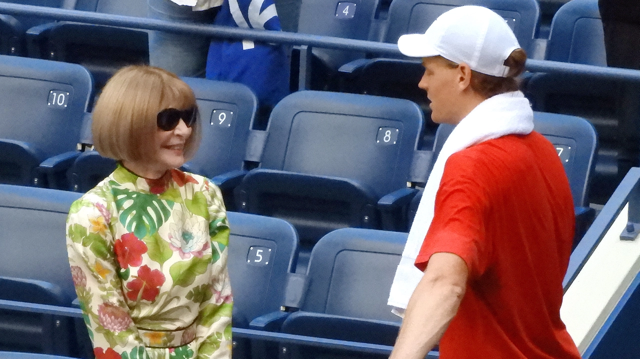Sinner, Anna Wintour e quella profezia avverata. Cosa si sono detti il re del tennis e la regina della moda in tribuna agli Us Open