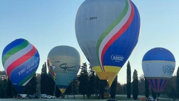 Il campionato italiano di aerostatica si è svolto a Capannori con tante mongolfiere Il campionato italiano di aerostatica si è svolto a Capannori con tante mongolfiere
