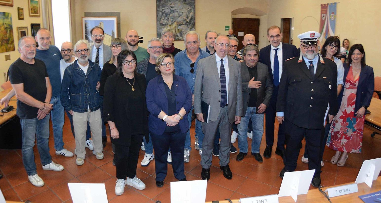 https://www.lanazione.it/image-service/view/acePublic/alias/contentid/Y2UyYjQwMGQtNTIxZC00/0/sentinelle-della-sicurezza-commercianti-e-vigili-patto-per-reati-e-degrado.jpeg