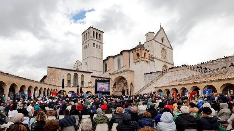 La piazza della Basilica di San Francesco gremita di pellegrini in occasione delle cerimonie dello scorso 4 ottobre con la Sicilia come regione ospite La piazza della Basilica di San Francesco gremita di pellegrini in occasione delle cerimonie dello scorso 4 ottobre con la Sicilia come regione ospite