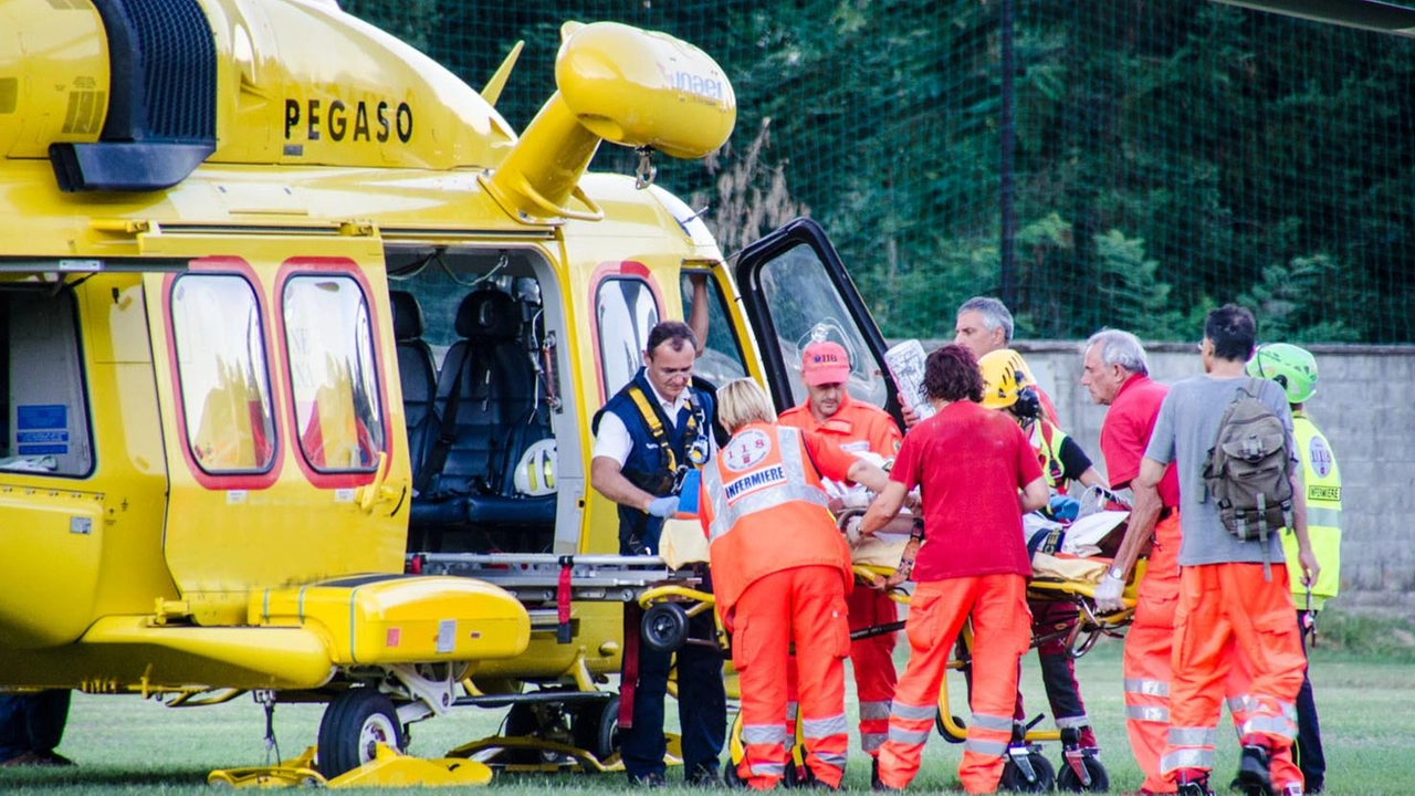 I soccorritori hanno trasferito il ragazzino sul Pegaso I soccorritori hanno trasferito il ragazzino sul Pegaso