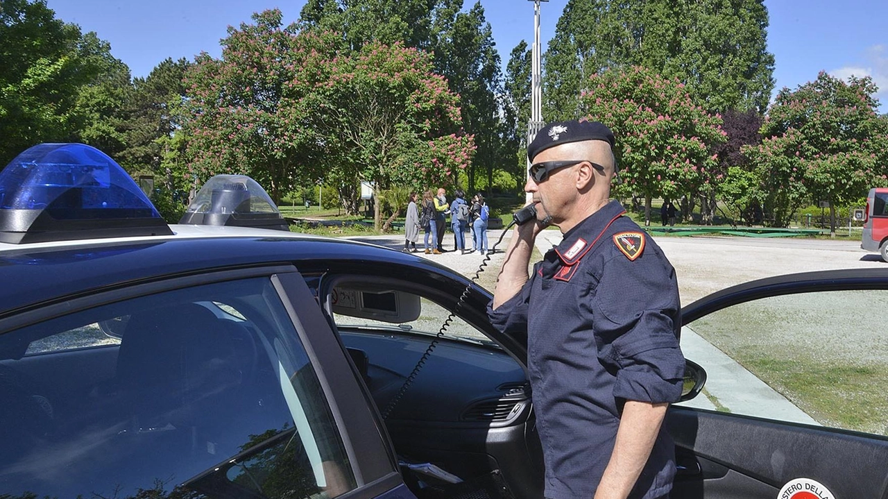 Carabinieri durante un controllo (foto d’archivio) Carabinieri durante un controllo (foto d’archivio)
