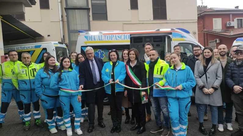 Il taglio del nastro alla nuova ambulanza della Misericordia