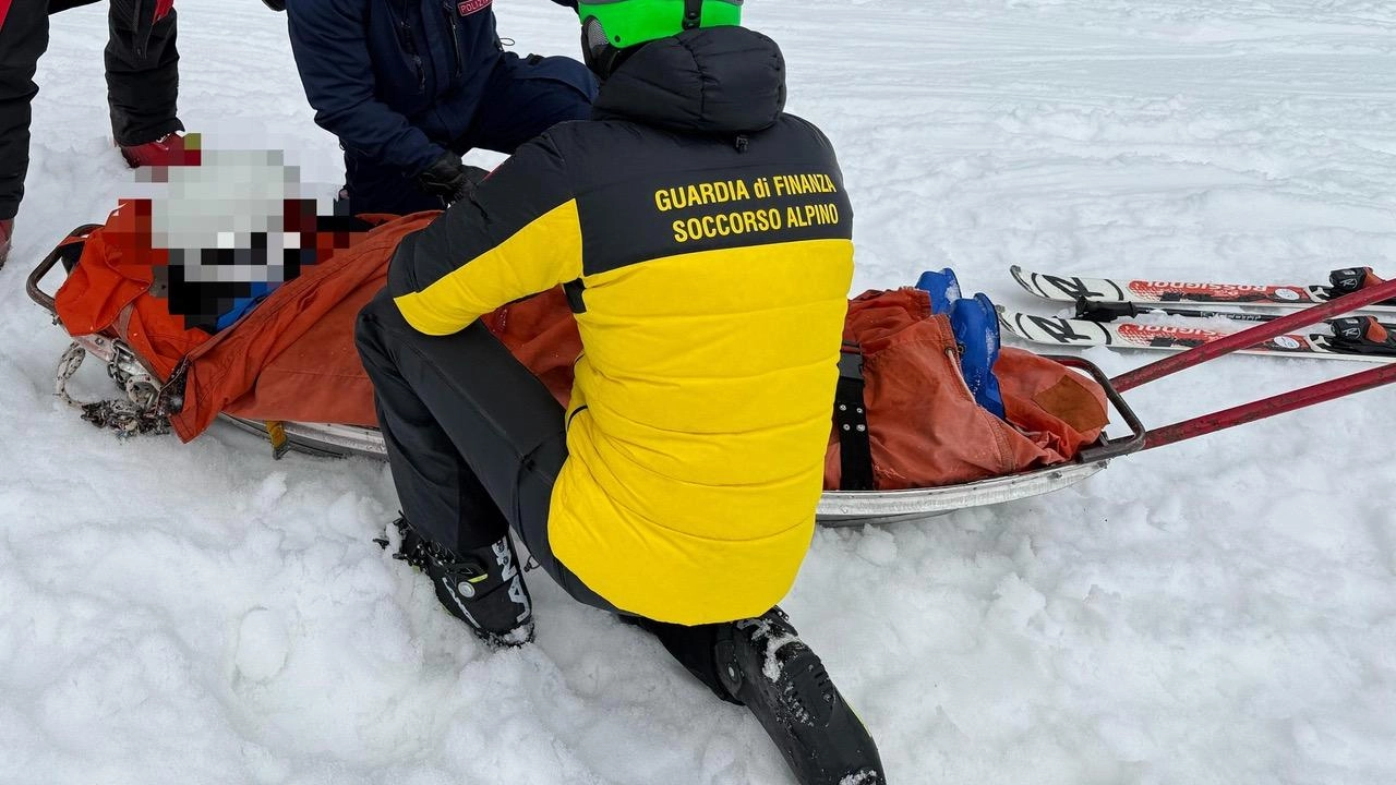 Intervento dei militari della Stazione di Soccorso alpino della Guardia di Finanza di Abetone Cutigliano, in servizio sulle piste dell’Abetone,...