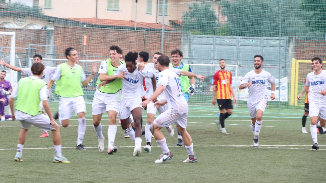 Il 18enne guineano ’Momo’ Conde festeggiato dai compagni del Seravezza dopo il gol Il 18enne guineano ’Momo’ Conde festeggiato dai compagni del Seravezza dopo il gol