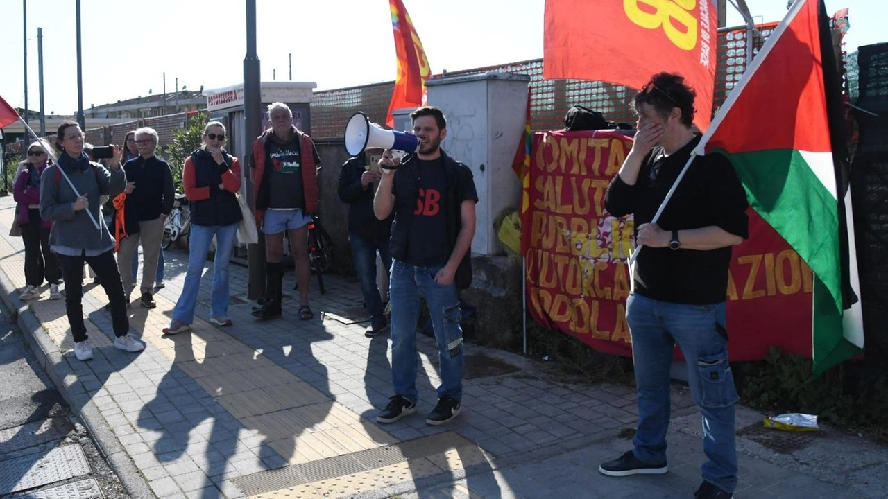 Il presidio di Usb davanti all’area dove sorgerà la casa di comunità (Foto Paola Nizza)