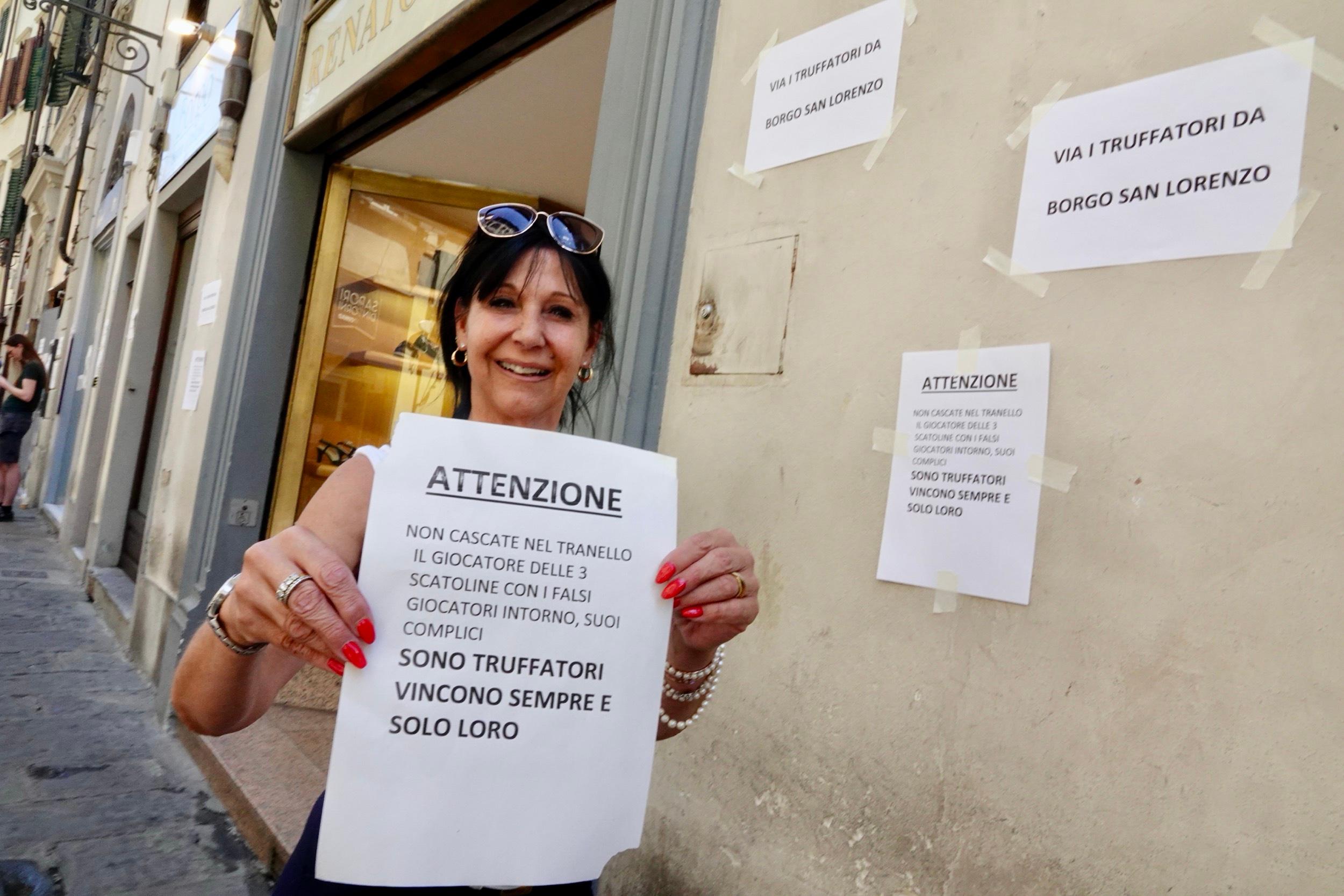 Truffa delle 3 carte, gli imbroglioni si moltiplicano in centro a Firenze Truffa delle 3 carte, gli imbroglioni si moltiplicano in centro a Firenze