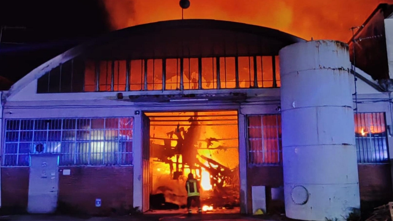 Il violento incendio che ha distrutto diverse fabbriche a Oste di Montemurlo Il violento incendio che ha distrutto diverse fabbriche a Oste di Montemurlo