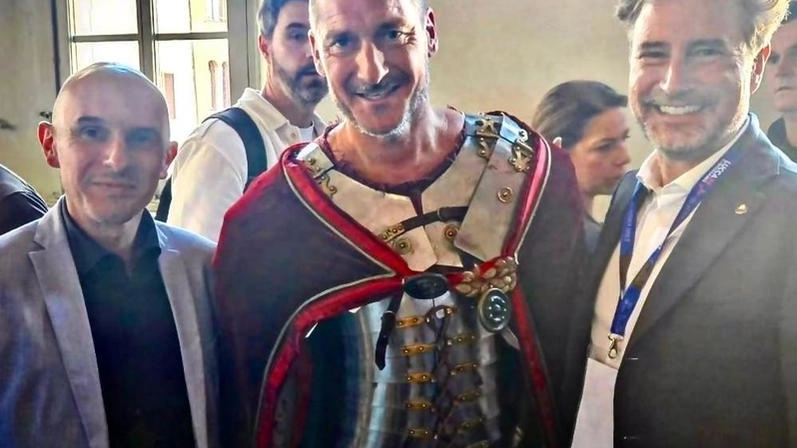 Totti con il presidente di Lucca Crea, Nicola Lucchesi, e il sindaco, Mario Pardini Totti con il presidente di Lucca Crea, Nicola Lucchesi, e il sindaco, Mario Pardini