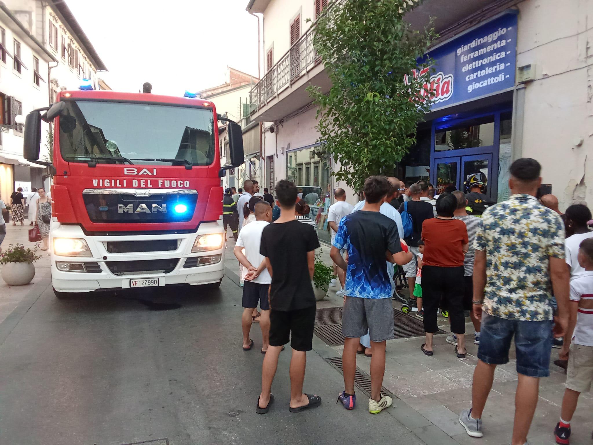 Mamma e figlia di pochi mesi restano per errore “prigioniere” nel negozio chiuso. Salvate dai vigili del fuoco Mamma e figlia di pochi mesi restano per errore “prigioniere” nel negozio chiuso. Salvate dai vigili del fuoco