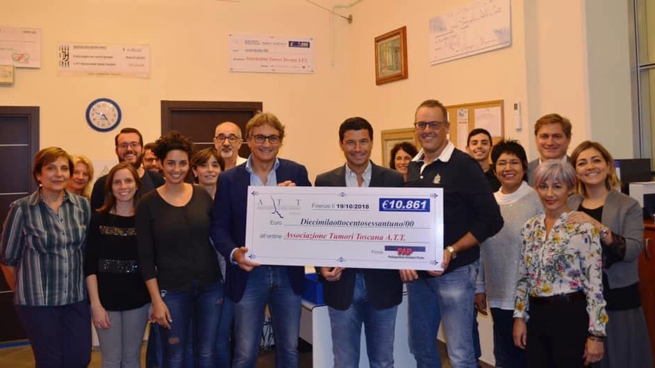 Massai e Giusti della PaP consegnano l'assegno al presidente di Att Spinelli