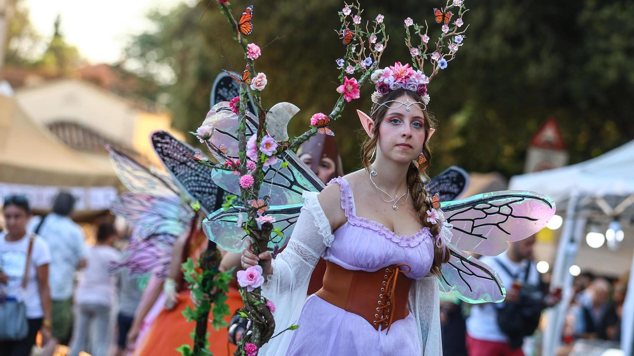 Grande affluenza nei primi due giorni della manifestazione che ha invaso il centro di Vinci. Oggi la conclusione con la tavola rotonda dedicata al genere letterario fantasy. Grande affluenza nei primi due giorni della manifestazione che ha invaso il centro di Vinci. Oggi la conclusione con la tavola rotonda dedicata al genere letterario fantasy.