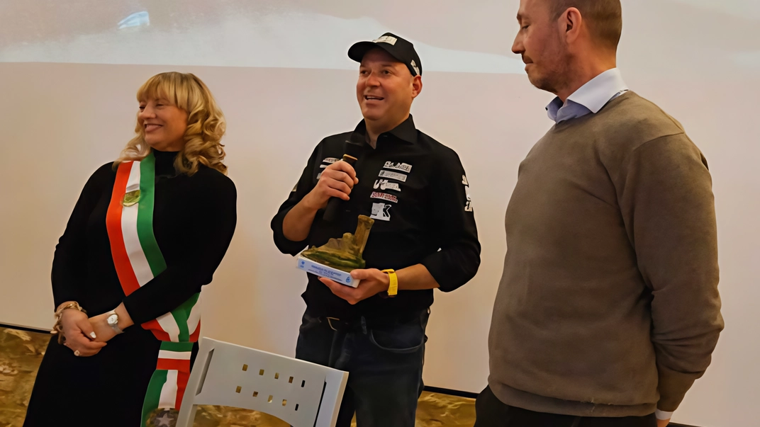Stefano Marrini durante la premiazione alla Torre di Marciano Stefano Marrini durante la premiazione alla Torre di Marciano
