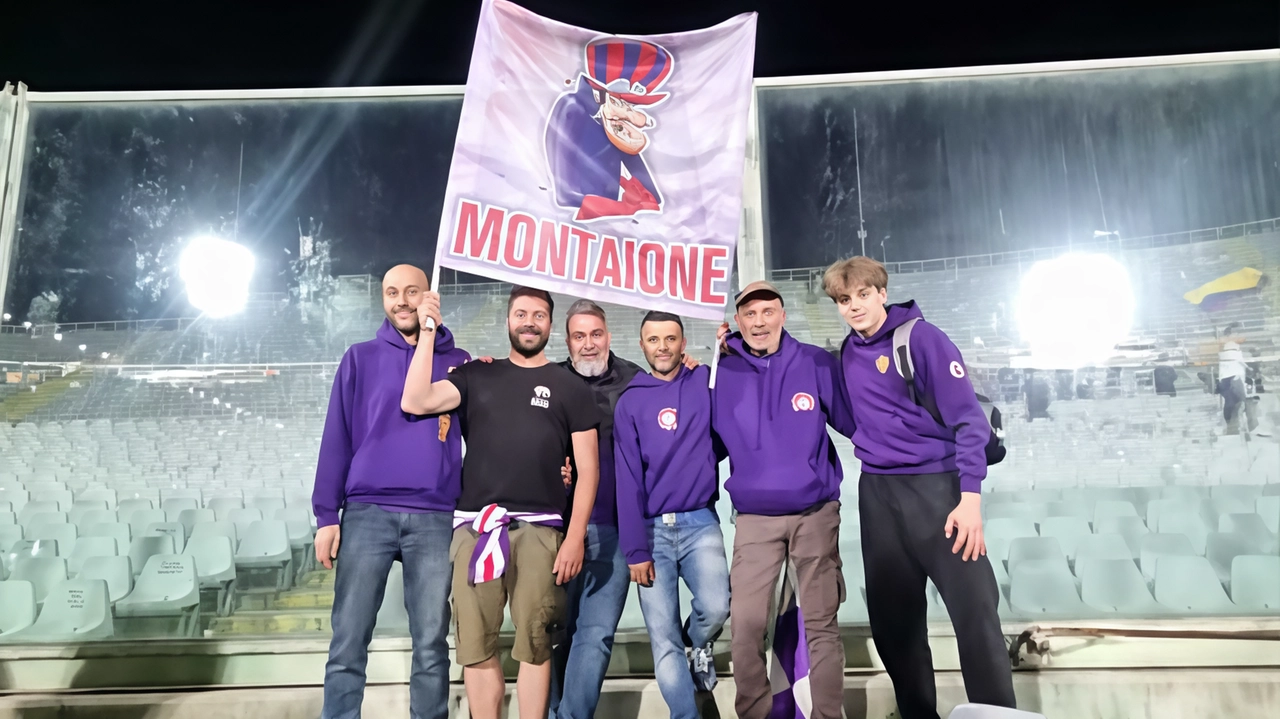 Alcuni membri del Viola Club Montaione, davanti alla curva Fiesole, col loro stendardo raffigurante Dick Dastardly Alcuni membri del Viola Club Montaione, davanti alla curva Fiesole, col loro stendardo raffigurante Dick Dastardly