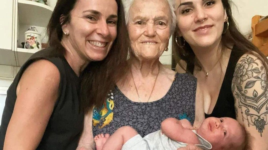 Quattro generazioni, in un unico scatto, rappresenta un traguardo importante. Nei giorni scorsi, infatti, è arrivata la piccola Noemi ad... Quattro generazioni, in un unico scatto, rappresenta un traguardo importante. Nei giorni scorsi, infatti, è arrivata la piccola Noemi ad...