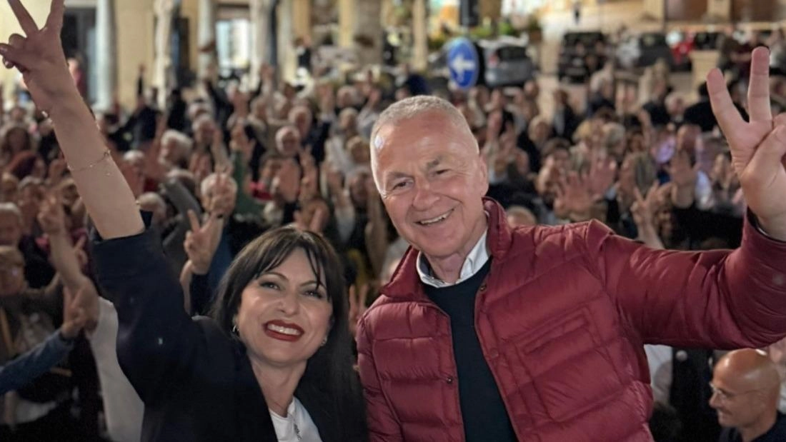 Stefania Proietti e Valter Stoppini festeggiano in piazza l’elezione Stefania Proietti e Valter Stoppini festeggiano in piazza l’elezione