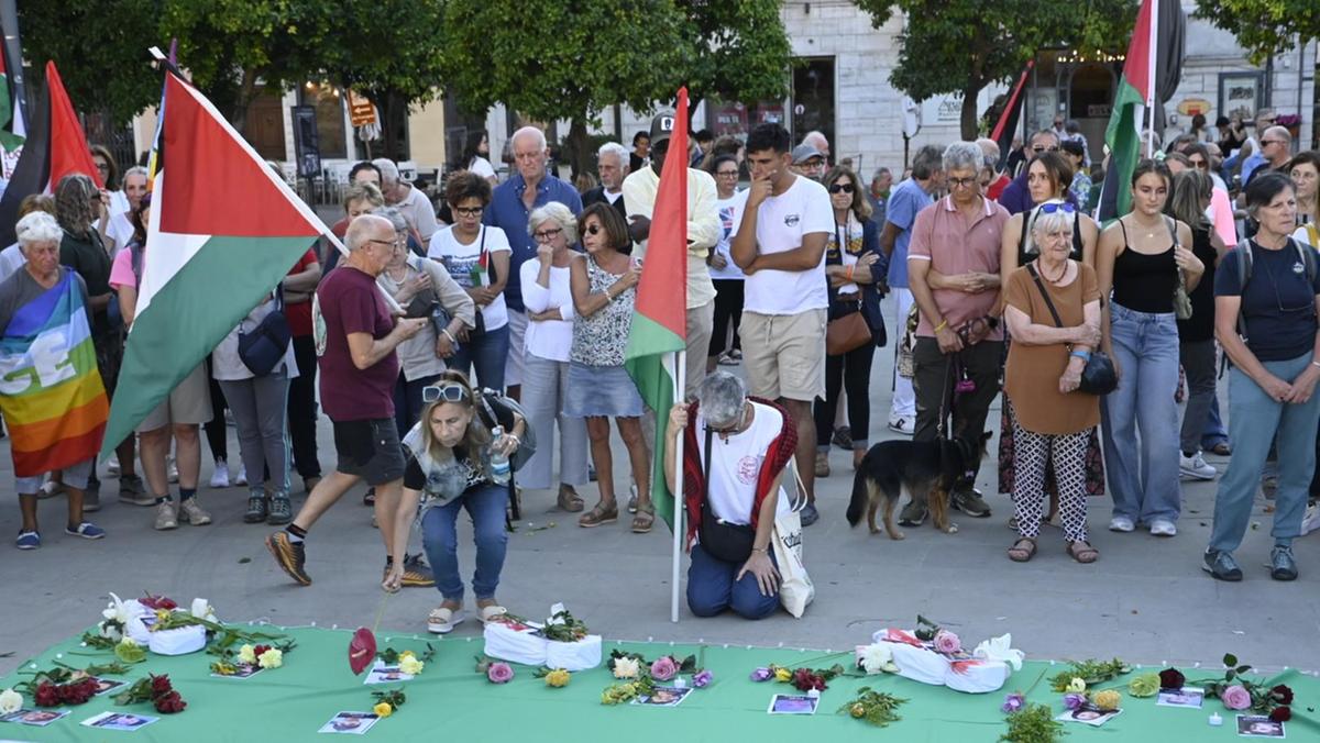dalla folla l8217urlo per la pace il toccante flashmob di mycelium con le foto dei bimbi sterminati