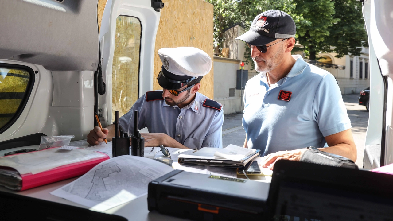 L'attività della polizia municipale a Firenze (Foto Giuseppe Cabras/New Press Photo)