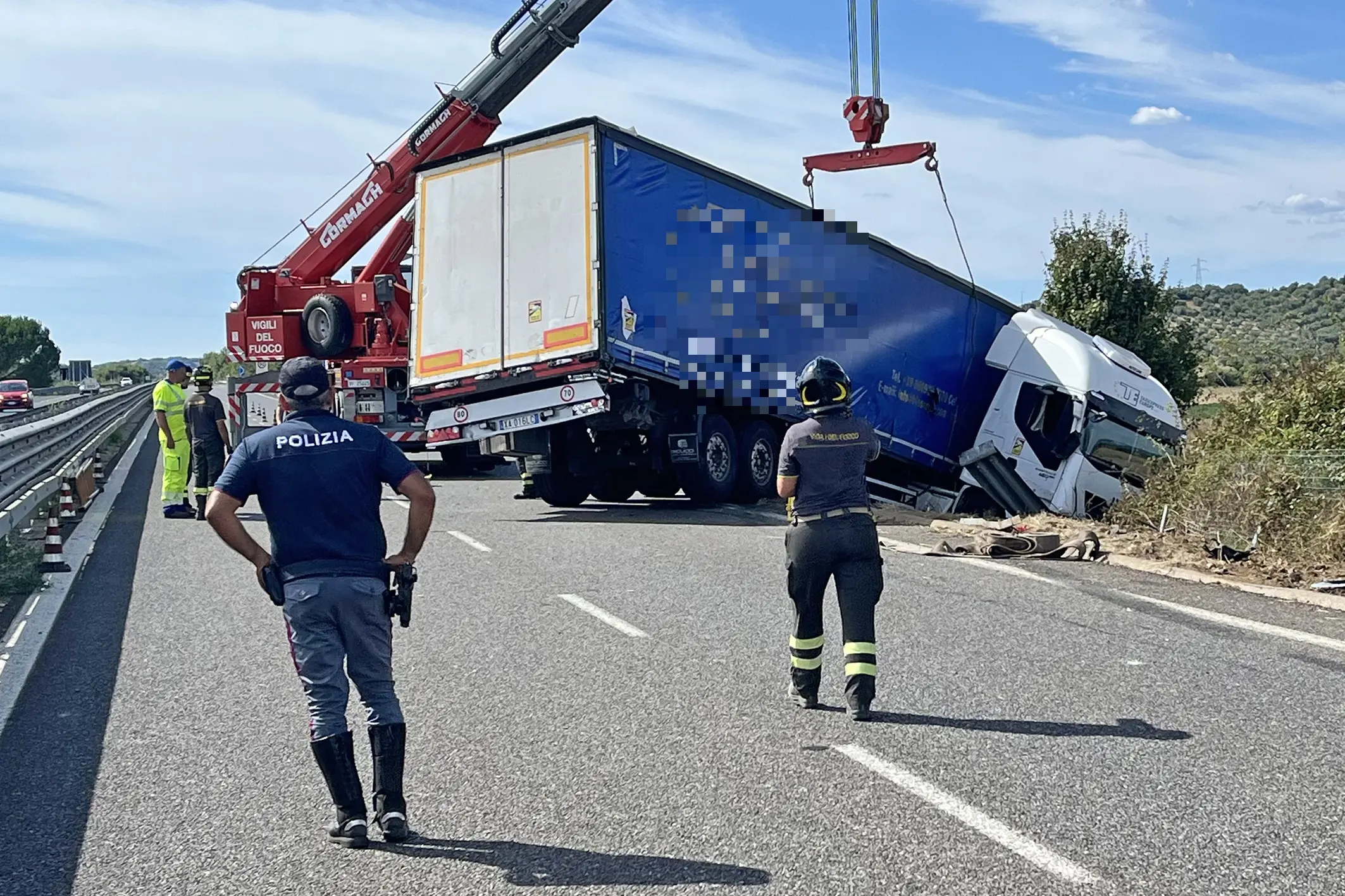 Tir finisce fuori strada sull’Aurelia, disagi per il traffico