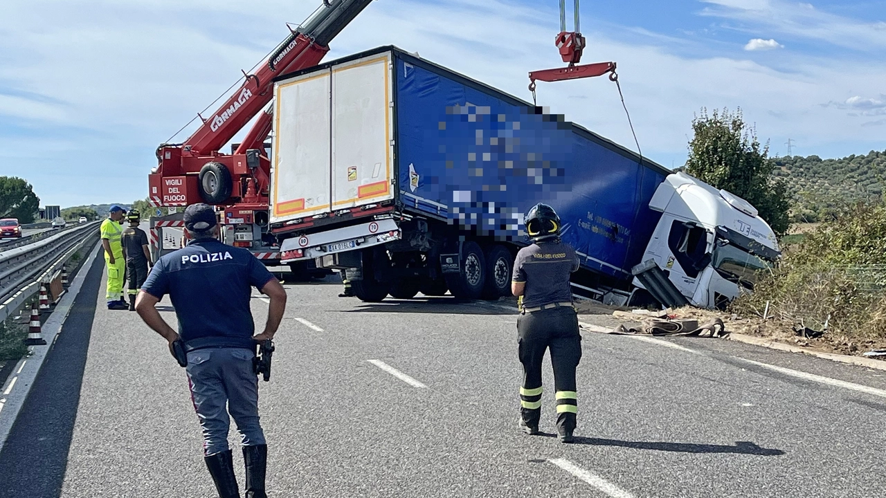 Tir finisce fuori strada sull’Aurelia, disagi per il traffico