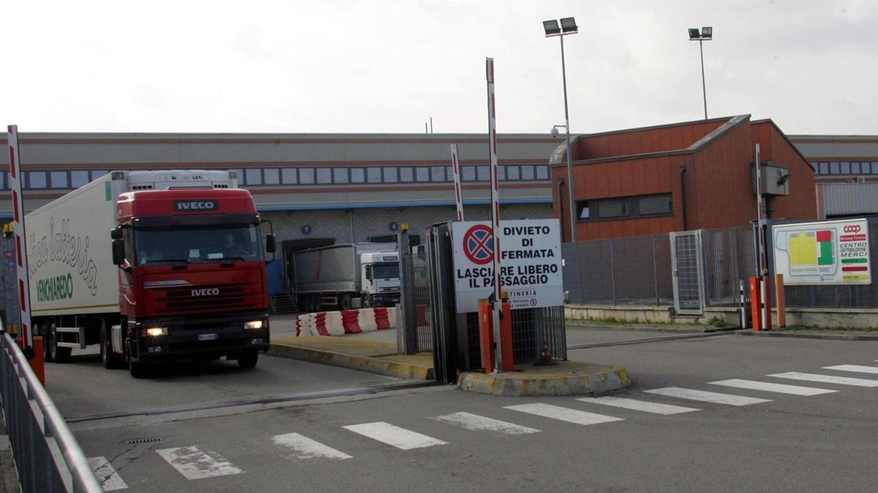 I magazzini Unicoop dei Pratoni. La struttura è stata inaugurata nel 2001 e ampliata nel 2009 I magazzini Unicoop dei Pratoni. La struttura è stata inaugurata nel 2001 e ampliata nel 2009