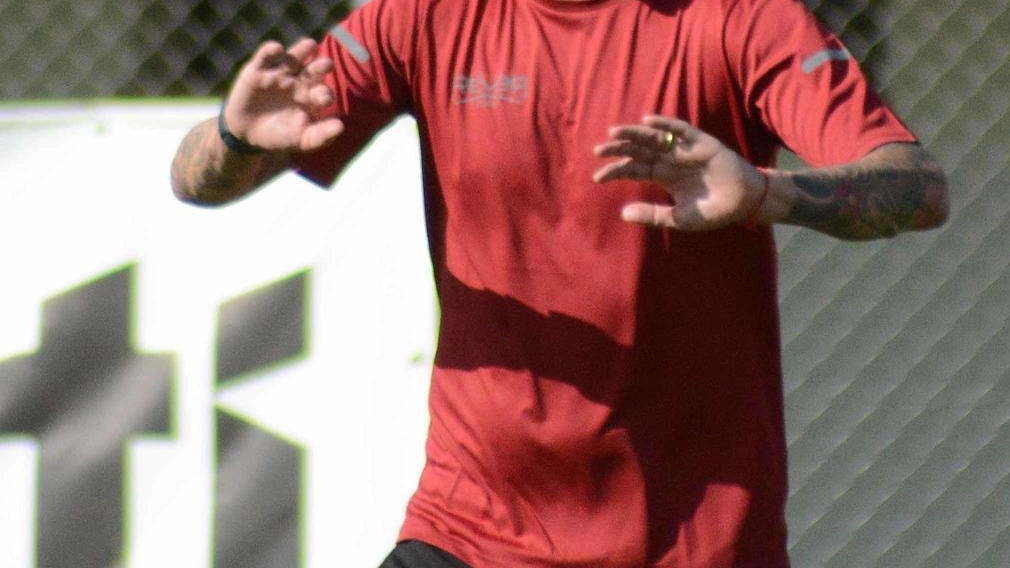 II tecnico amaranto Cristian Bucchi guida il gruppo nella costruzione dell’identità tattica per la nuova stagione. . Martedì la sfida contro il Napoli