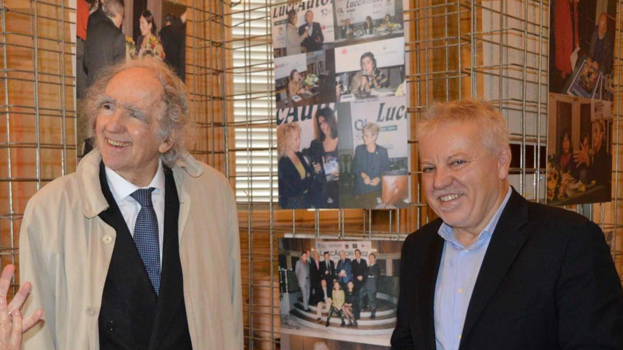 Il prof Vittorino Andreoli con Demetrio Brandi a Villa Bottini per il festival. “LuccAutori“ (foto Alcide) Il prof Vittorino Andreoli con Demetrio Brandi a Villa Bottini per il festival. “LuccAutori“ (foto Alcide)