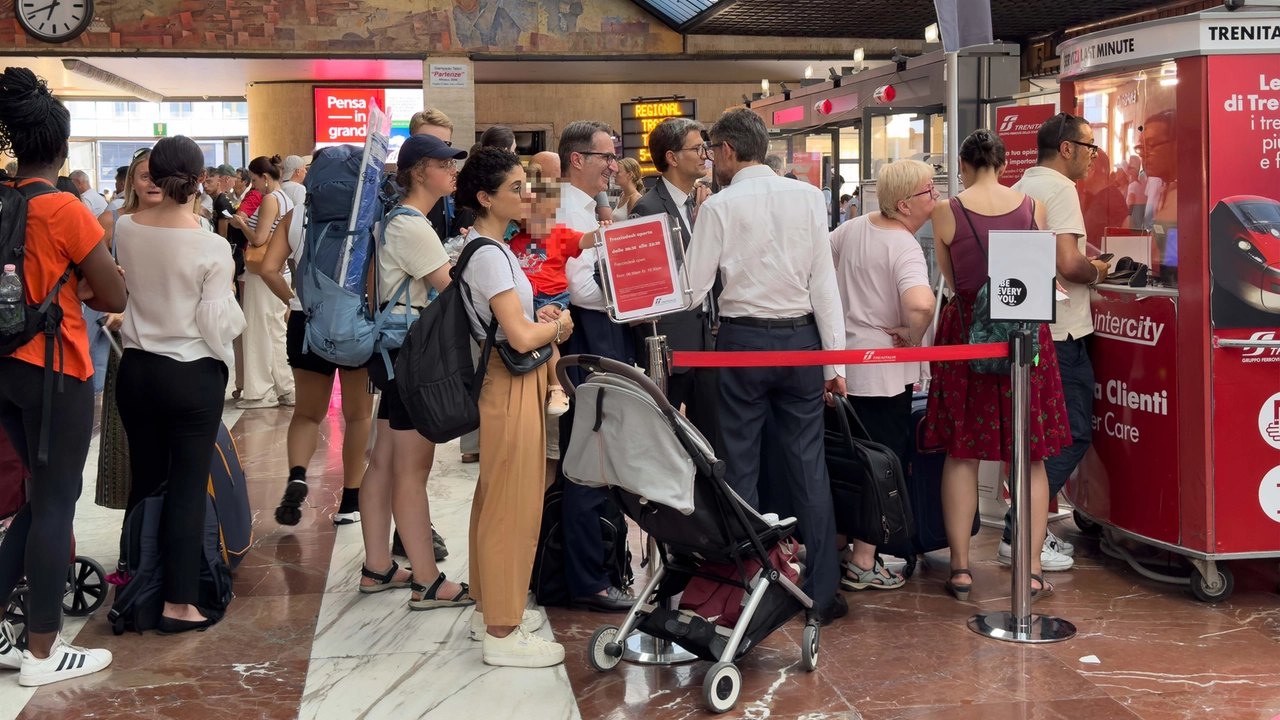 La coda al punto informazioni della stazione Santa Maria Novella di Firenze (Foto Giuseppe Cabras / New Press Photo)