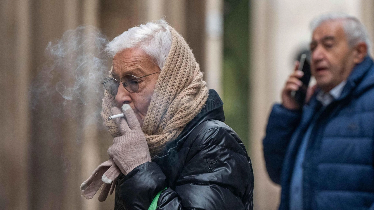 Il Comune di Milano apripista nella lotta al tabacco grazie al nuovo divieto anti-fumo che impedisce ogni pratica di tabagismo in tutti gli spazi pubblici all’aperto (foto Ansa)