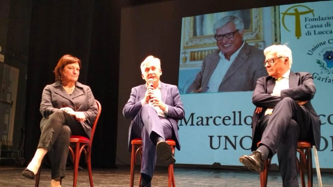 Il nuovo presidente della Fondazione cassa di Risparmio di Lucca, Massimo Marsili, sul palco del Teatro Alfieri di Castelnuovo Garfagnana, insieme al suo predecessore alla guida dell’Ente, Marcello Bertocchini Il nuovo presidente della Fondazione cassa di Risparmio di Lucca, Massimo Marsili, sul palco del Teatro Alfieri di Castelnuovo Garfagnana, insieme al suo predecessore alla guida dell’Ente, Marcello Bertocchini