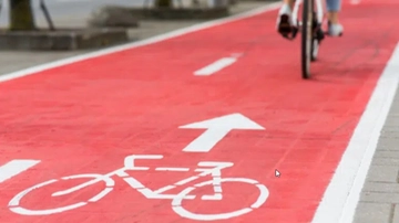 Ciclisti contro il nuovo codice della strada: “Corsie ciclabili, Ztl, autovelox: così non va”