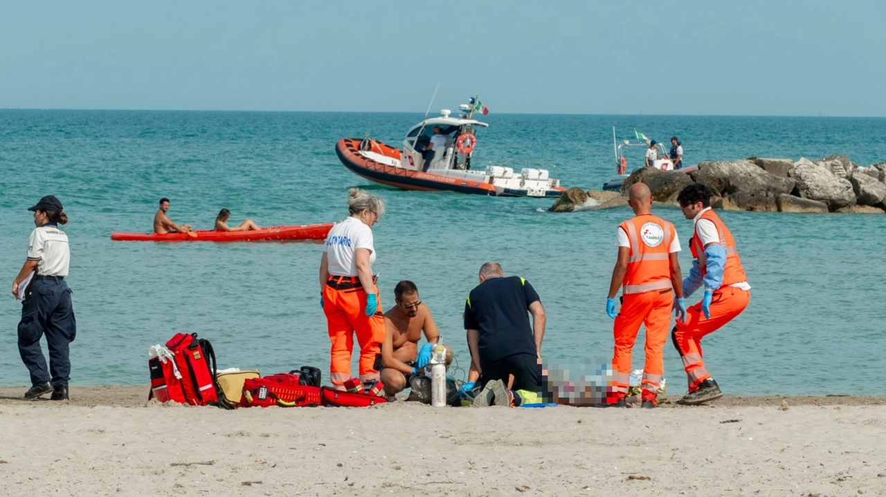 Ragazzino di 15 anni annegato nel tratto di mare di fronte alla spiaggia tra Casabianca di Fermo e Lido Tre Archi (foto Zeppilli)