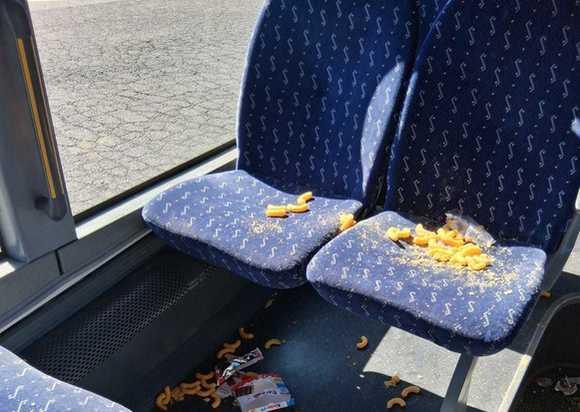 Gesti vandalici a bordo del bus ”Inciviltà da parte degli studenti“